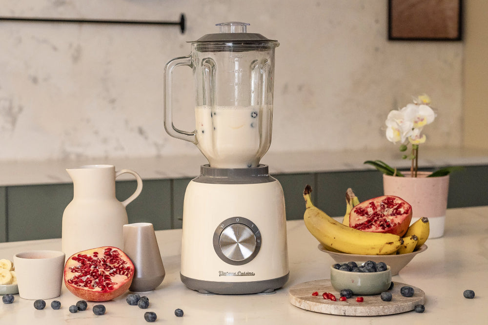 Kremowy blender kielichowy w stylu retro, w otoczeniu owoców.