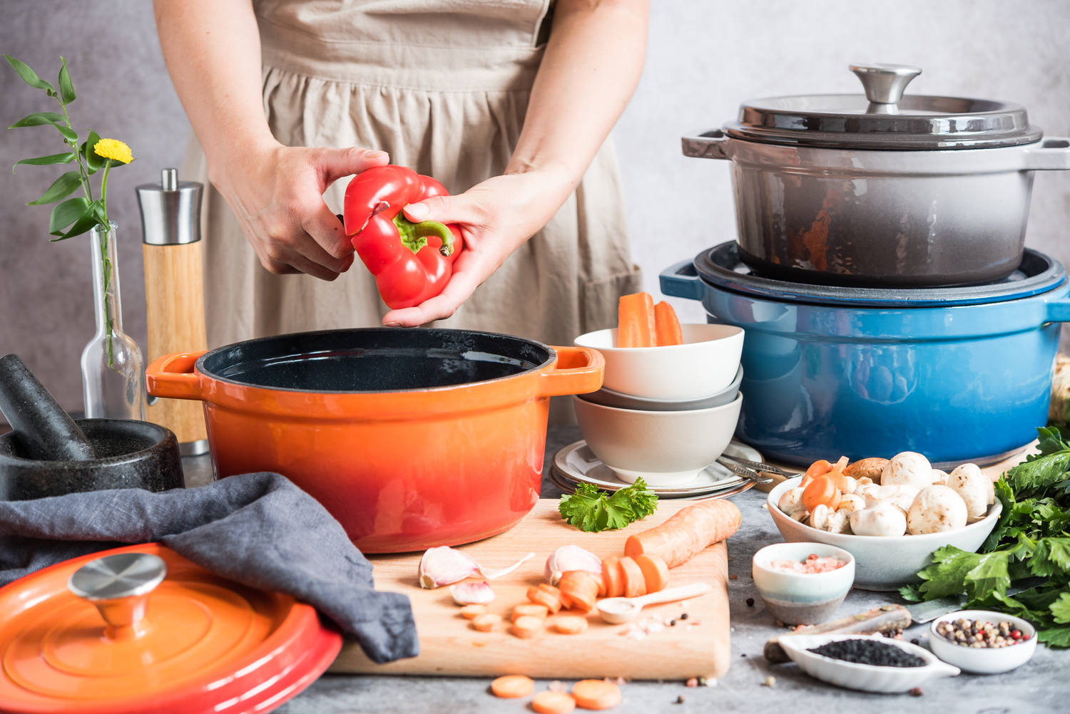 Kobieta przygotowujące jedzenie w garnku żeliwnym